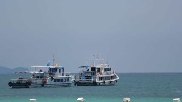 Parking bateau dans la mer — Video