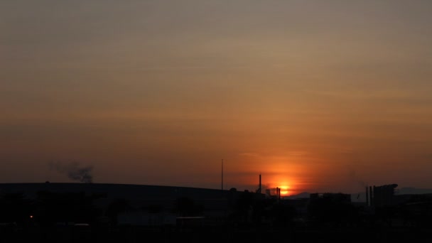 Time lapse Salida del sol chimenea de fábrica — Vídeos de Stock