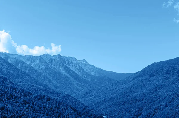 Mountain landscape toned blue. Natural outdoor travel background.  — 無料ストックフォト