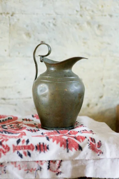 Jarra Metal Vintage Levanta Sobre Una Mesa Cubierta Con Mantel — Foto de Stock