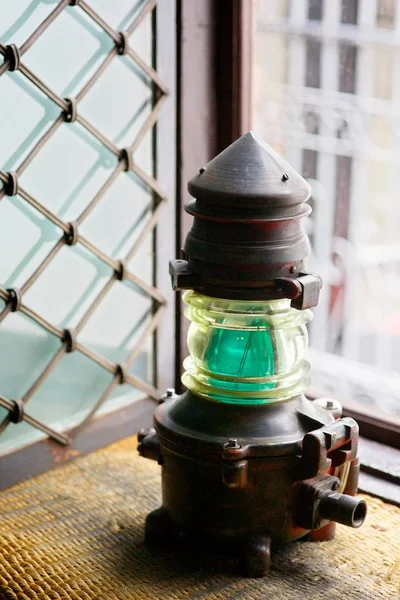 Antica Lampada Cherosene Una Vecchia Casa Sulla Finestra — Foto Stock