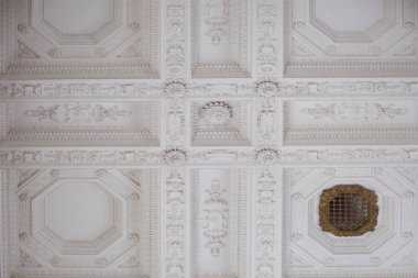 Tarihi bir binanın cephesinde kısma