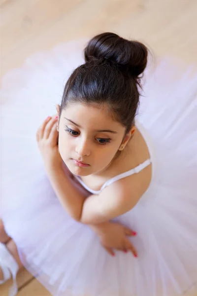 Bailarina Niña Tutú Blanco Sentada Suelo Clase Ballet — Foto de Stock