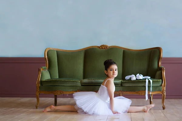 Bailarina Niña Tutú Blanco Sentada Suelo Clase Ballet — Foto de Stock