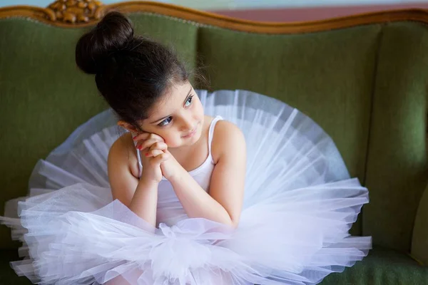 Petite Fille Ballerine Tutu Blanc Assis Sur Sol Dans Classe — Photo