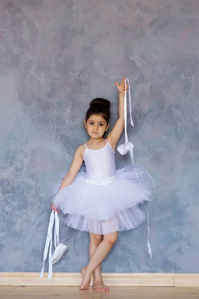 Niña Bailarina Tutú Blanco Está Suelo Clase Ballet Bailarina Sosteniendo — Foto de Stock