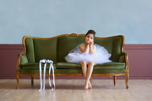 Bailarina Niña Tutú Blanco Sentada Suelo Clase Ballet — Foto de Stock