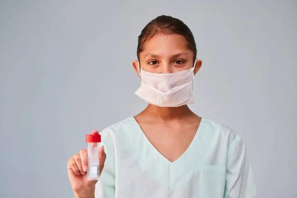 Een Jonge Verpleegkundige Assistent Medische Kleding Een Masker Houdt Een — Stockfoto