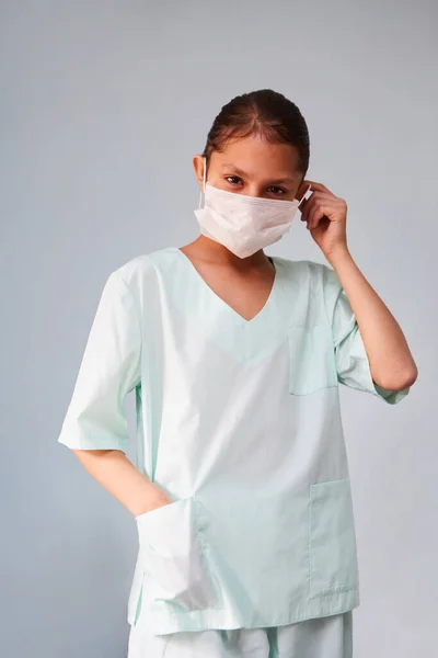 Een Jonge Verpleegster Assistente Medische Kleding Zet Een Masker Begrip — Stockfoto