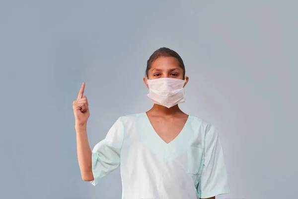 Een Jonge Verpleegster Assistente Medische Kleding Een Masker Kijkt Het — Stockfoto
