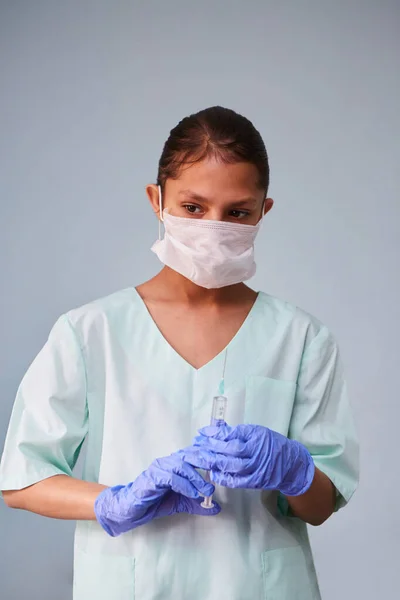 Flickan Ung Sjuksköterska Eller Assistent Medicinska Kläder Och Mask Som — Stockfoto