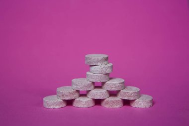 Tabletler, vitaminler veya ilaçlar parlak renkli bir arka plana yerleştirilir. İlaç ve hastalık önleme kavramı.