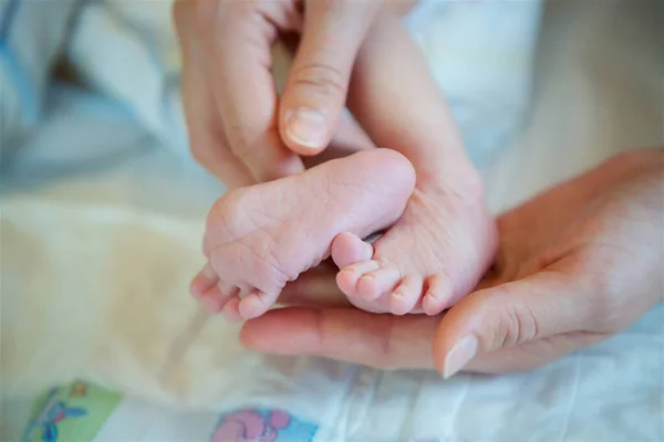 Mother Hand Holding Legs Her Newborn Baby Son — Stock Photo, Image