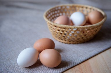 Bej ve beyaz kabuklu iki türün taze yumurtaları. Kırsal yaşam.