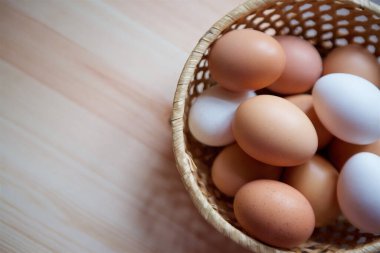 Bej ve beyaz kabuklu iki türün taze yumurtaları. Kırsal yaşam.
