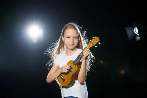 Portrait Une Charmante Musicienne Bouclée Positive Avec Une Petite Guitare — Photo