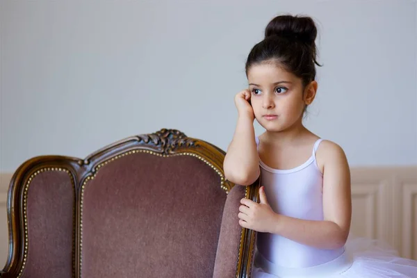 Niña Bailarina Tutú Blanco Está Suelo Clase Ballet — Foto de Stock