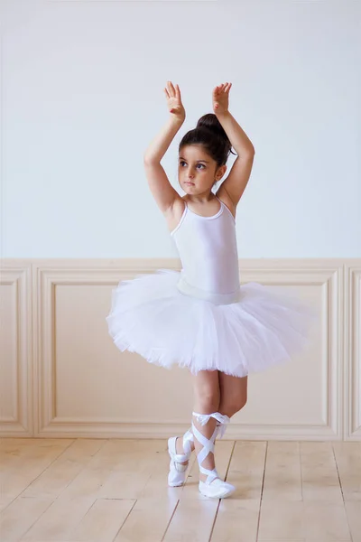 Niña Bailarina Tutú Blanco Está Suelo Clase Ballet — Foto de Stock