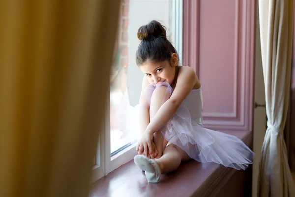Mała Dziewczynka Balerina Białym Tutu Siedzi Podłodze Klasie Baletu — Zdjęcie stockowe