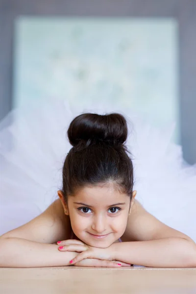 Niña Bailarina Tutú Blanco Tumbada Suelo Clase Ballet — Foto de Stock