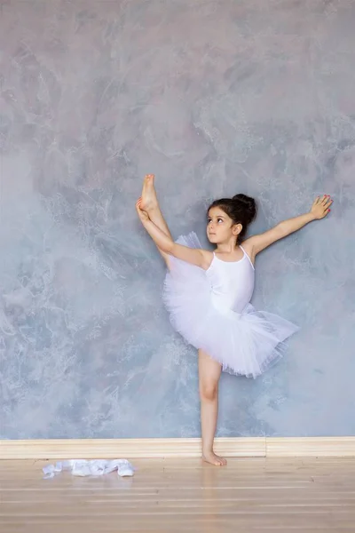 Niña Bailarina Tutú Blanco Está Suelo Clase Ballet — Foto de Stock