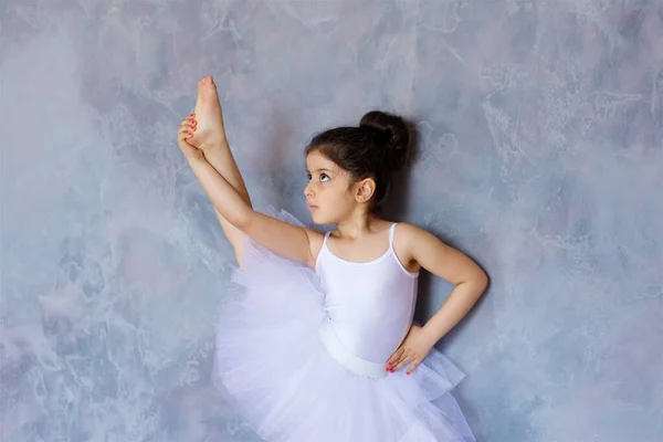 Niña Bailarina Tutú Blanco Está Suelo Clase Ballet — Foto de Stock