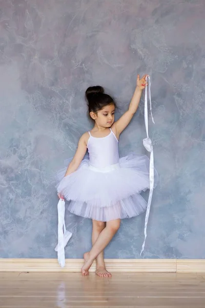 Malá Baletka Bílém Sukničce Podlaze Baletní Třídě Baletka Baletními Botami — Stock fotografie