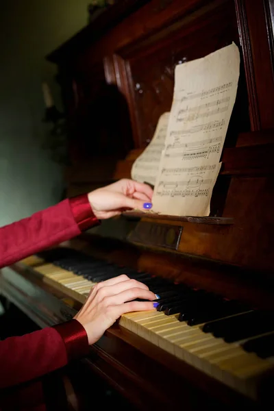 Bir Müzik Enstrümanının Piyanosunun Tuşlarındaki Kızın Elleri Klasik Caz Müziği — Stok fotoğraf