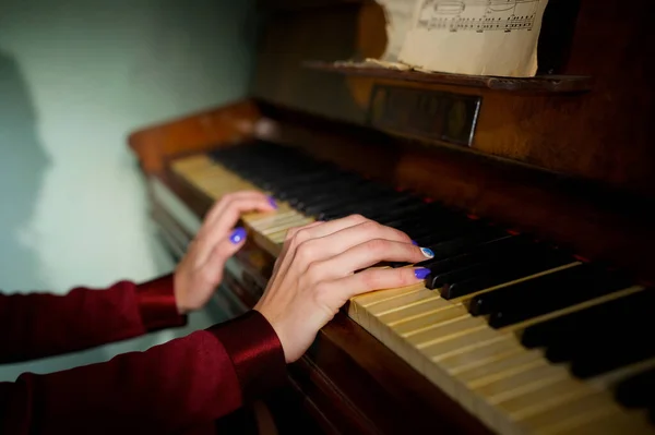 Hände Des Mädchens Auf Den Tasten Eines Musikinstrumentes Das Konzept — Stockfoto