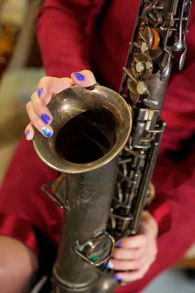 Una Chica Con Vestido Rojo Sentada Estudio Sosteniendo Saxofón Instrumento — Foto de Stock