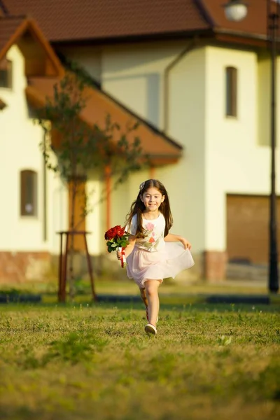 Une Belle Petite Fille Avec Bouquet Roses Rouges Dans Ses — Photo