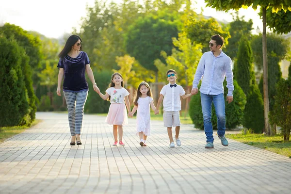 Gran Familia Feliz Mamá Papá Niñas Niños Niño Toda Familia —  Fotos de Stock