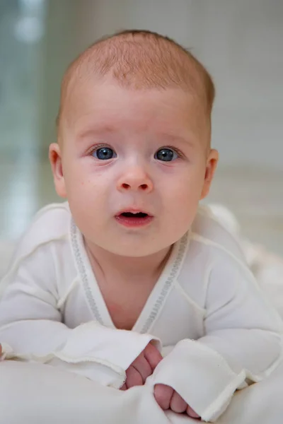 Malý Novorozenec Chlapeček Ležící Bílém Oblečení Bílém Pozadí Deky — Stock fotografie