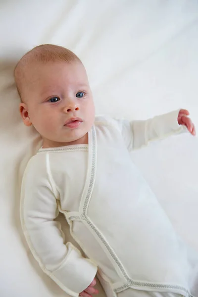 Pequeño Bebé Recién Nacido Acostado Ropa Blanca Sobre Fondo Blanco — Foto de Stock