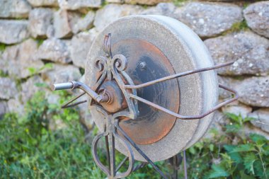 Bıçak ya da silah keskinleştirmek için kullanılan eski bir cihaz. Geçmişten tarihi eşyalar..