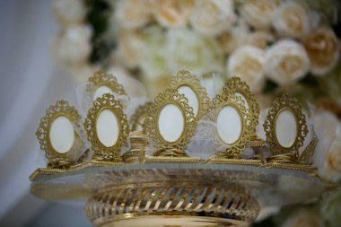 Tasarım için beyaz bir kutusu olan klasik, zarif bir çerçeve. Metin, fotoğraf ve resimler için beyaz kutu.