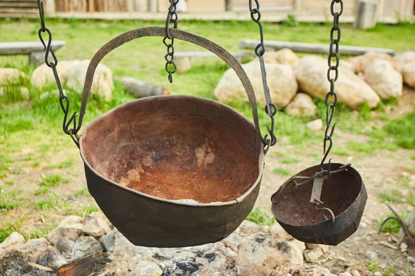 古代の料理の歴史的復興の形で古代の中世の鍋 過去の歴史的家財 — ストック写真