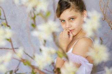 Bale sınıfında beyaz etekli küçük kız balerin..