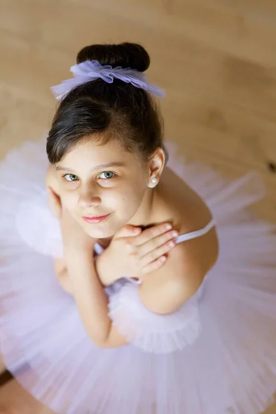 Malá Holka Balerína Bílém Tutu Sedí Podlaze Baletní Třídě — Stock fotografie