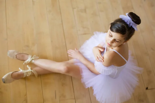 Malá Holka Balerína Bílém Tutu Sedí Podlaze Baletní Třídě — Stock fotografie