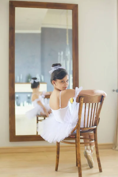 Niña Bailarina Tutú Blanco Sentada Sofá Gran Sala — Foto de Stock