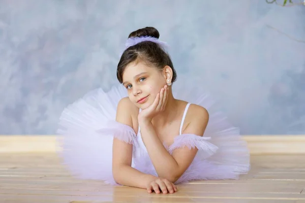 Petite Fille Ballerine Dans Tutu Blanc Couché Sur Sol Dans — Photo