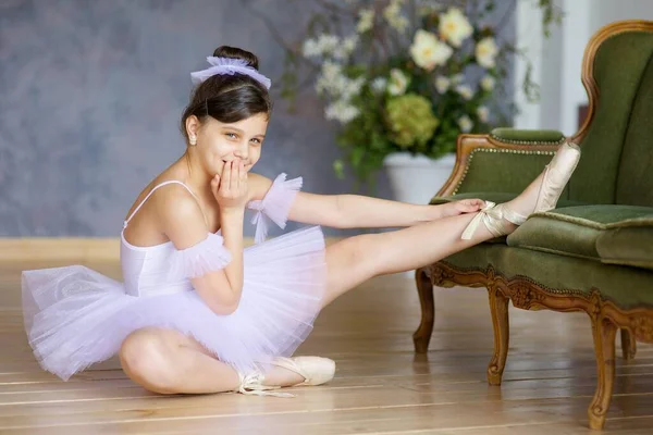 Bailarina Niña Tutú Blanco Sentada Suelo Clase Ballet — Foto de Stock