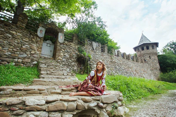 Una Niña Con Vestido Rojo Medieval Encuentra Cerca Del Antiguo — Foto de Stock