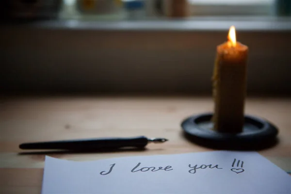Szeretlek Felirat Egy Kézzel Írt Levél Formájában Fehér Papírra Helyezett — Stock Fotó