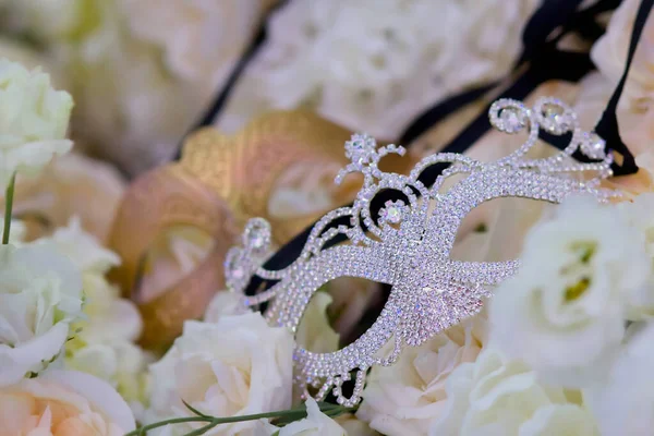 Twee Prachtige Elegante Venetiaanse Maskers Strass Goud Liggen Verse Rozen — Stockfoto