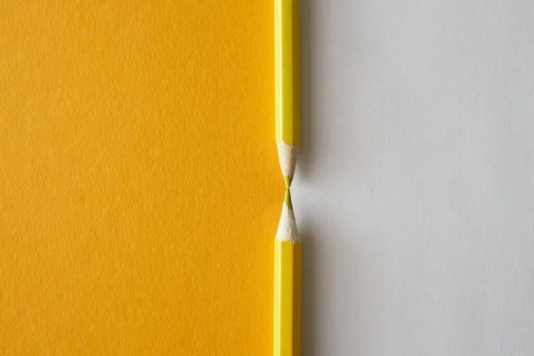 Κίτρινο Χρώμα Μολύβι Που Βρίσκεται Ένα Φωτεινό Κίτρινο Και Λευκό — Φωτογραφία Αρχείου