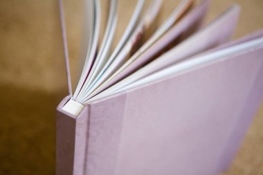 Bir sürü yumuşak kağıt sayfası olan açık bir kitap. Eğitim ve bilim kavramı.