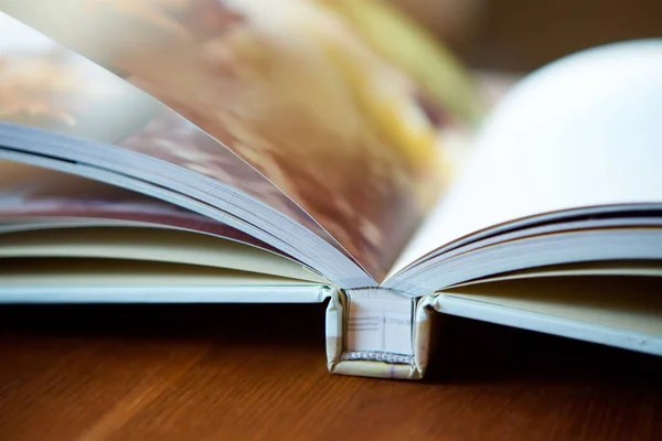 Bir sürü yumuşak kağıt sayfası olan açık bir kitap. Eğitim ve bilim kavramı.