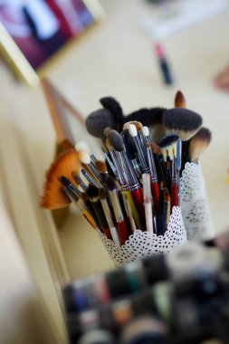 Makyaj sanatçıları için farklı tip ve boyutlarda fırçalar. İnsanların yüzlerine makyaj yapmak için bir dizi fırça. Moda ve güzellik.
